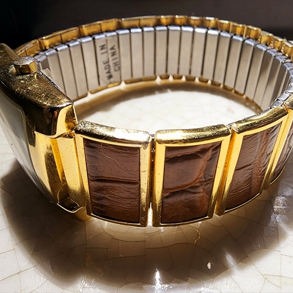 Super unique stretch pebble leather panel and gold 1980s watch, still working - Picture 6 of 7